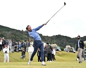 Alex Fourie, a one-armed PGA player, is raising funds to support youngsters in the Ukrainian orphanage where he grew up. Alex Fourie, a one-armed PGA player, swinging golf club.